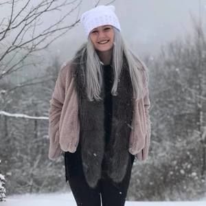 Meet your Posher, Adrienne